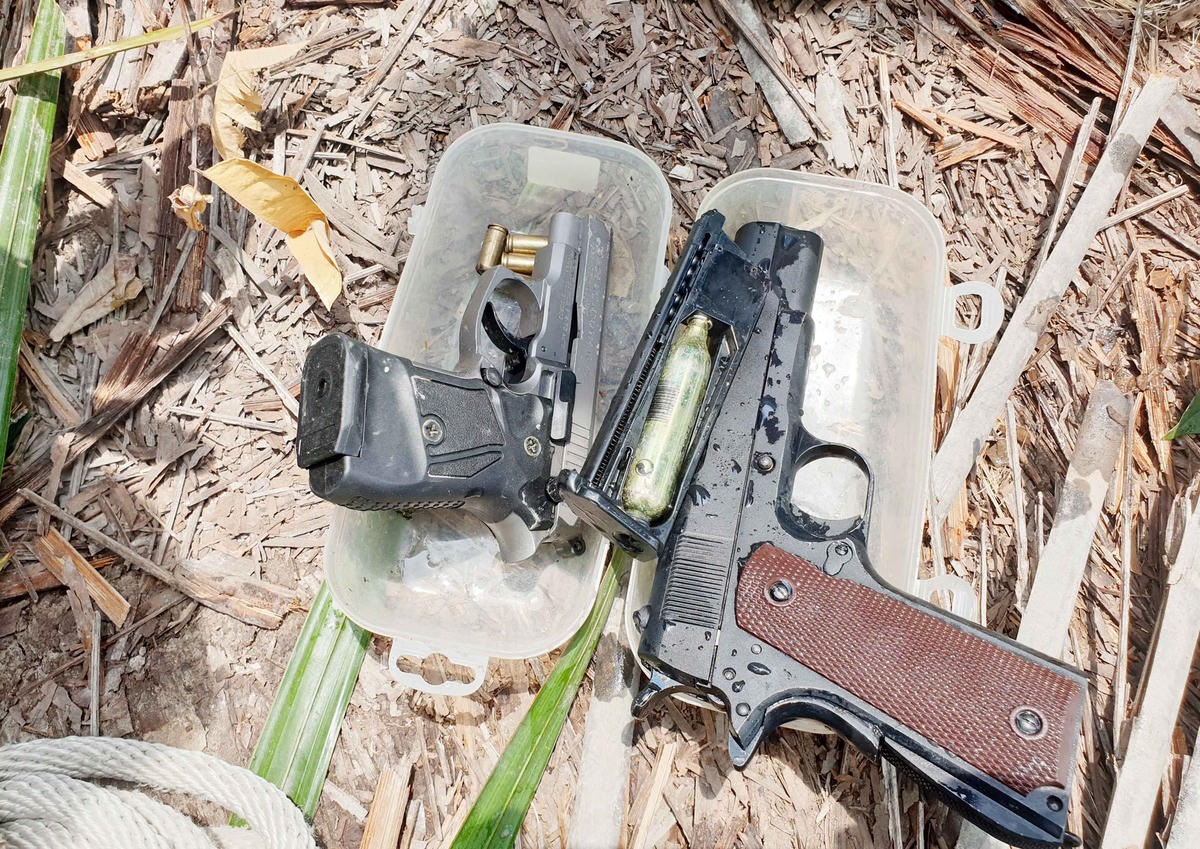 Hai khẩu súng công an thu giữ được.