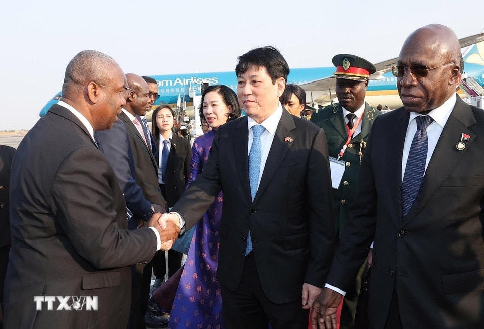 Các quan chức Angola đón Chủ tịch nước Lương Cường và Phu nhân tại sân bay quốc tế Quatro de Fevereiro, thủ đô Luanda. (Ảnh: Lâm Khánh/TTXVN)