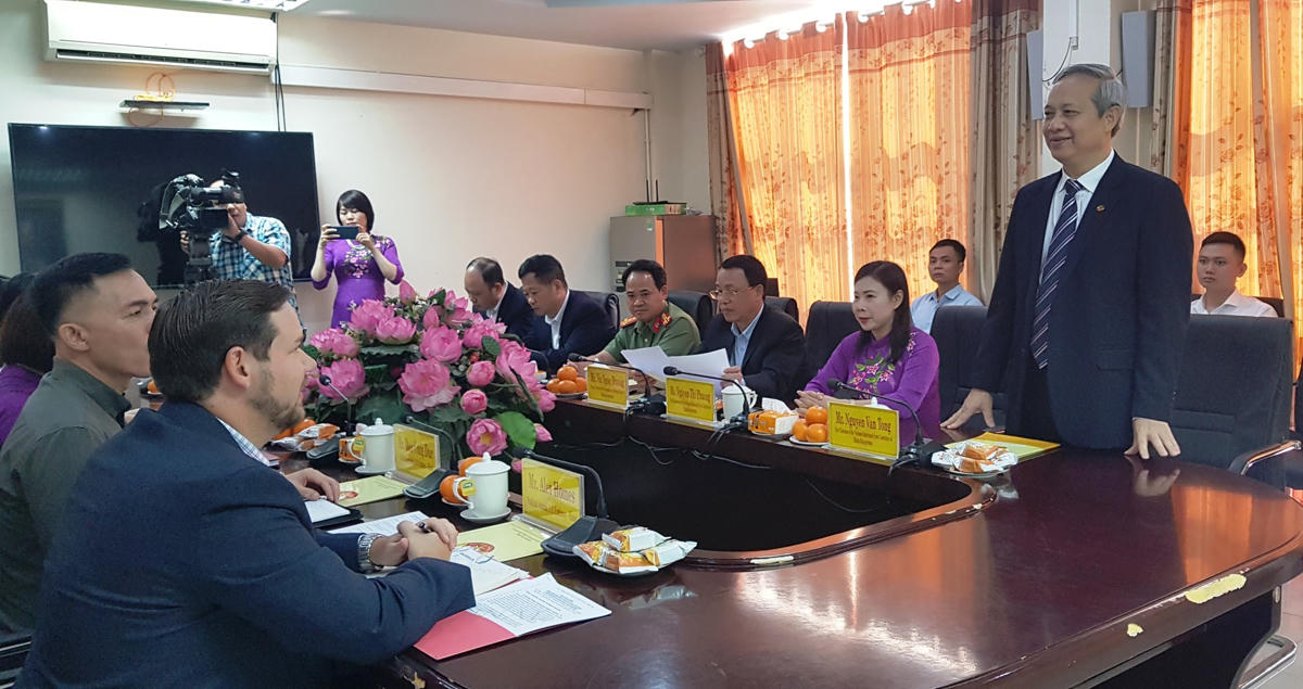 Tại buổi làm việc, ông Nguyễn Văn Tòng, Phó Chủ tịch UBMTTQ tỉnh Thanh Hóa trân trọng chào mừng và bày tỏ niềm vui được đón tiếp Đoàn Tùy viên chính trị, Đại sứ quán Hòa Kỳ tại Việt Nam.