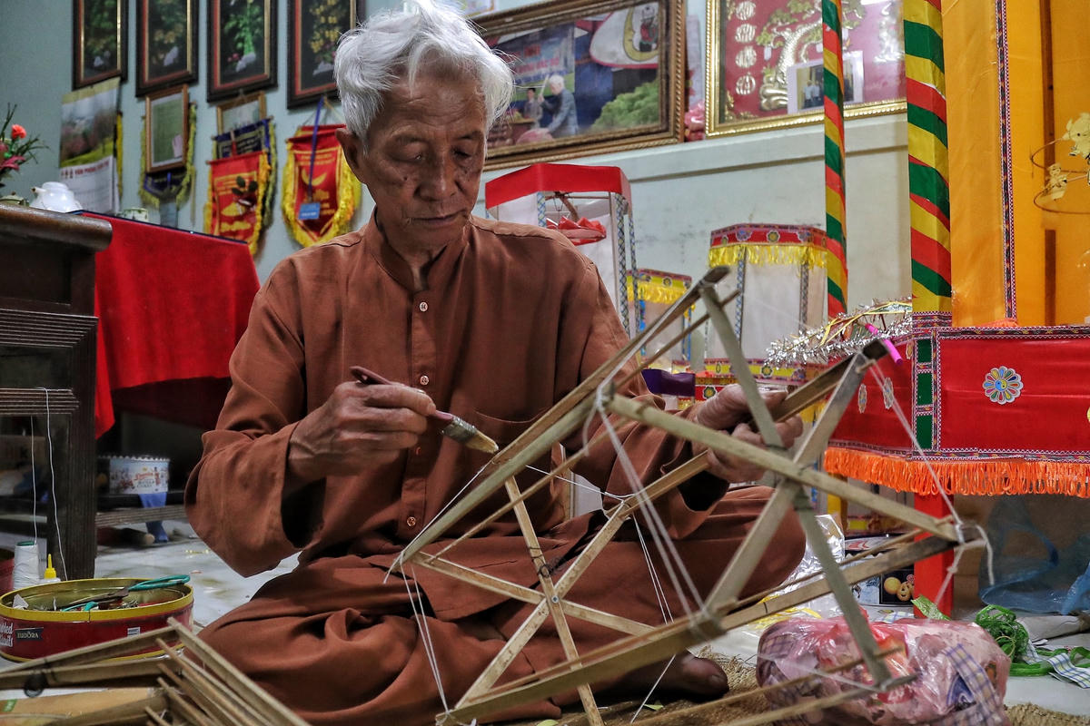 Sau khi vót tre xong ông Quyền bắt đầu tạo khung cho chiếc đèn kéo quân.