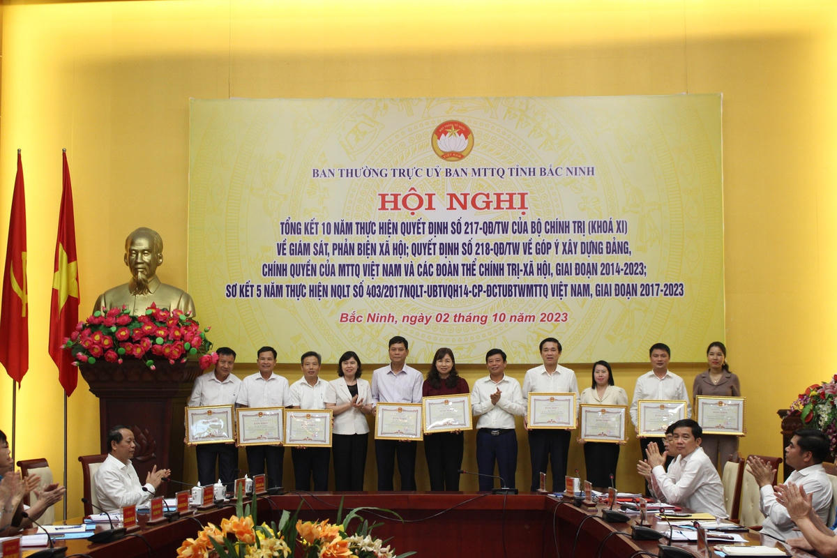 Đại diện lãnh đạo HĐND tỉnh và UBND tỉnh Bắc Ninh trao Bằng khen của Chủ tịch UBND tỉnh Bắc Ninh cho các cá nhân có thành tích xuất sắc.