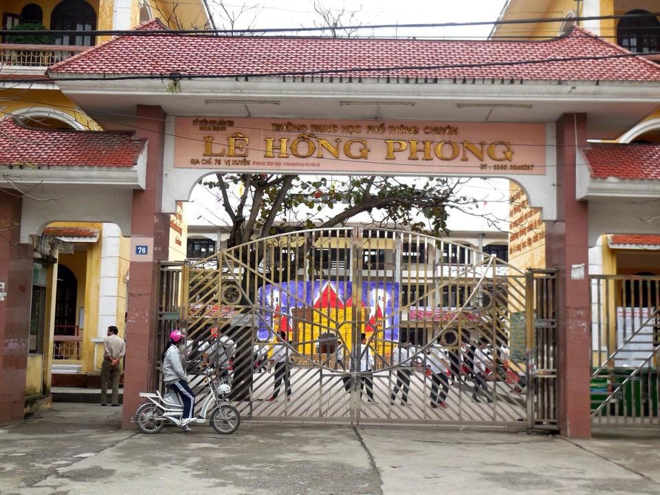 Nam Định từ xưa đến nay đều nổi tiếng là “đất học”, thời nào cũng có nhiều người học giỏi, đỗ đạt, thành tài. Trong ảnh: Cổng trường THPT chuyên Lê Hồng Phong (TP Nam Định). Đây vốn là trường Thành Chung, do người Pháp thành lập năm 1920. Liên tục từ nhiều năm nay, học sinh của trường THPT chuyên Lê Hồng Phong luôn được “xướng danh”, chiếm “bảng vàng” trong các kỳ thi học sinh giỏi quốc gia, quốc tế.