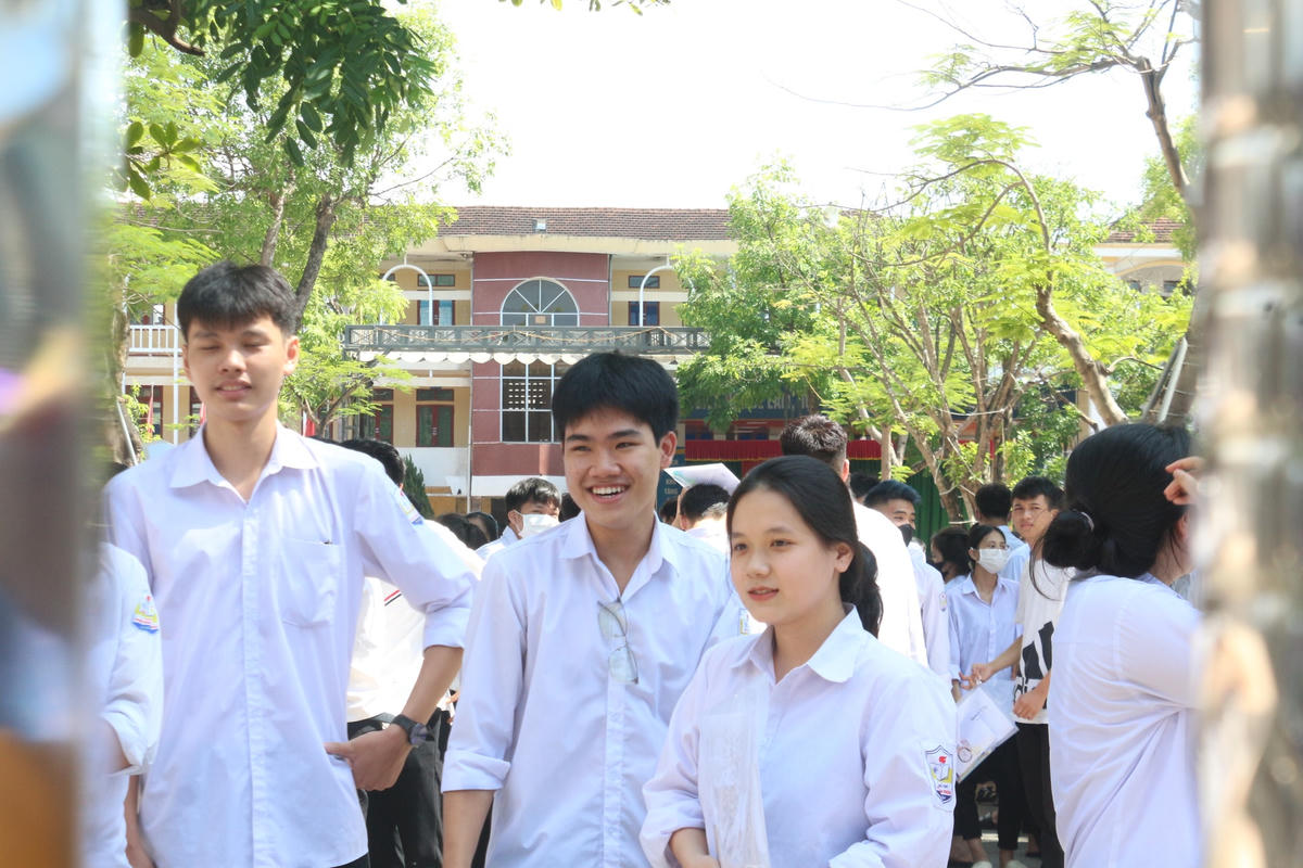 Thí sinh vui mừng sau khi hoàn thành môn thi đầu tiên.