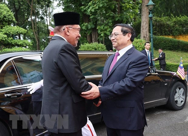 Thủ tướng Phạm Minh Chính đón Thủ tướng Malaysia Anwar Ibrahim. (Ảnh: Dương Giang/TTXVN).