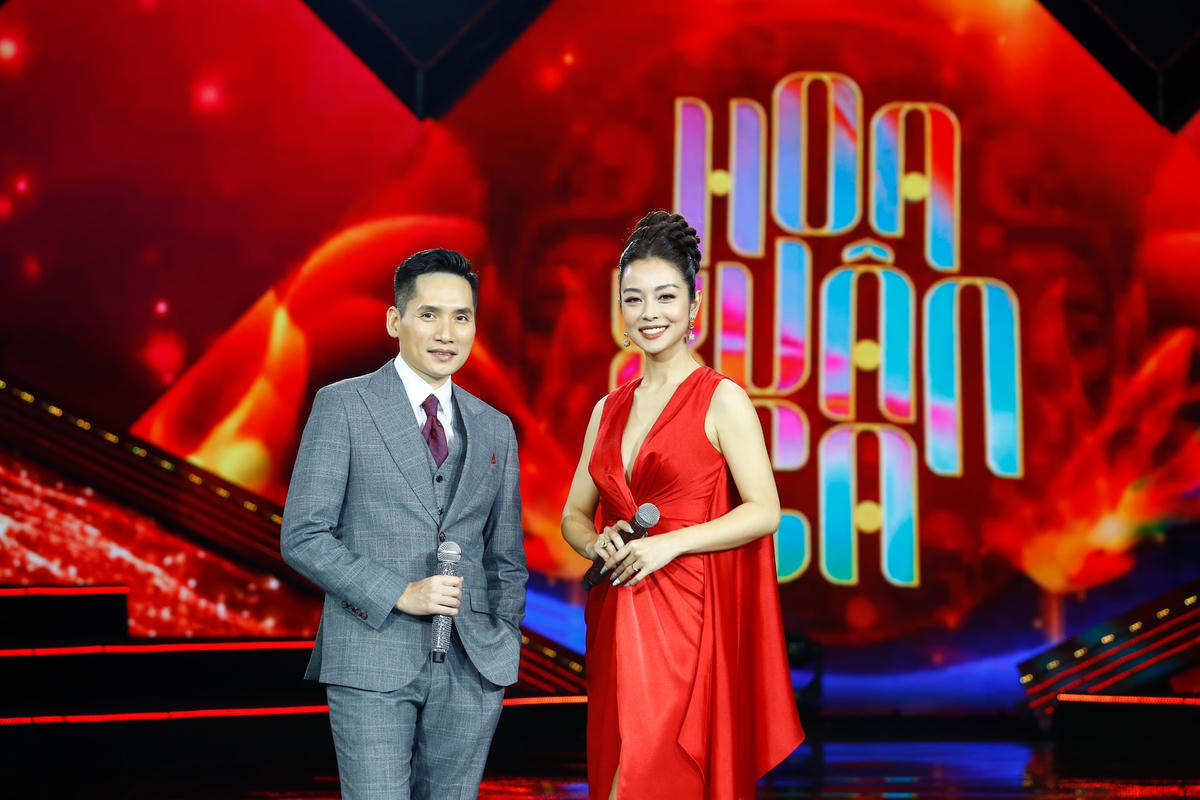 BTV Quốc Khánh và MC Jenifer Phạm đảm nhận vai trò dẫn dắt bữa tiệc âm nhạc đón chào năm mới. 