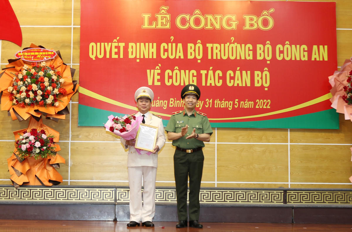 Thiếu tướng Lê Văn Tuyến, Thứ trưởng Bộ Công an trao quyết định điều động, bổ nhiệm Đại tá Nguyễn Hữu Hợp làm Giám đốc Công an tỉnh Quảng Bình.