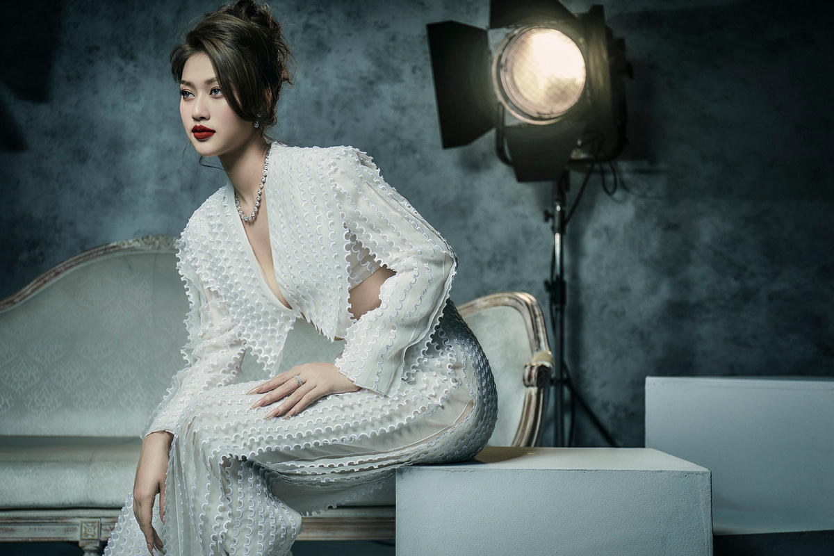 Trong loạt ảnh mới, nàng hậu xuất hiện với những bộ váy lộng lẫy đến từ NTK Công Trí, make up sắc sảo đã hút hồn người hâm mộ. Bộ ảnh làm toát thần thái quyến rũ, gương mặt đẹp tựa minh tinh màn ảnh của nàng Hậu sinh năm 2000.