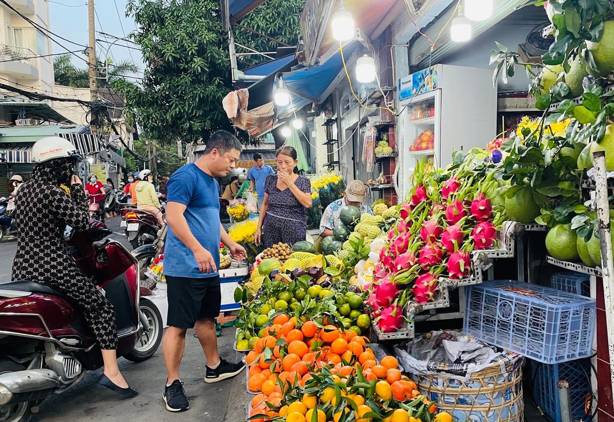 Mặt hàng hoa quả cũng đông khách trong ngày vía Thần tài.
