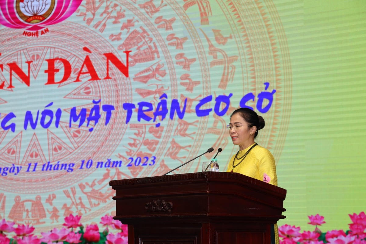 Bà Võ Thị Minh Sinh, Chủ tịch Uỷ ban MTTQ tỉnh Nghệ An phát biểu tại Diễn đàn. Ảnh: Điền Bắc