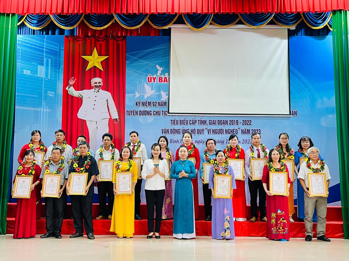 Tuyên dương Chủ tịch Ủy ban MTTQ cấp xã, Trưởng Ban công tác mặt trận tiêu biểu tỉnh Bình Phước giai đoạn 2019-2022.  