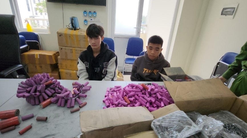 Hai đối tượng bị giữ cùng tang vật vụ án. Ảnh: Công an TP Hà Nội.