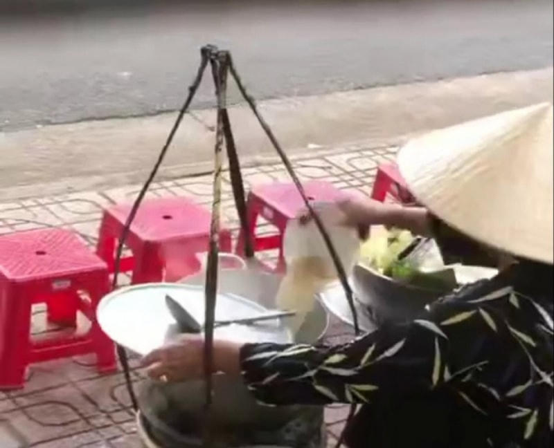 Hình ảnh cắt từ video đăng tải trên mạng xã hội cho rằng người phụ nữ đổ thức ăn thừa vào nồi để bán lại cho khách.