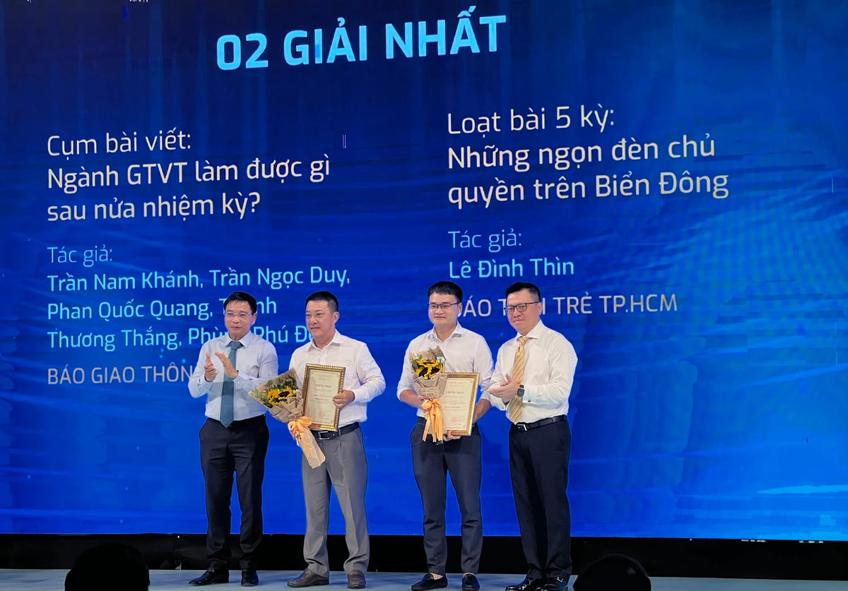 Hai nhóm tác giả Báo Giao thông và báo Tuổi trẻ nhận giải Nhất cuộc thi viết về ngành GTVT  lần tứ IV.