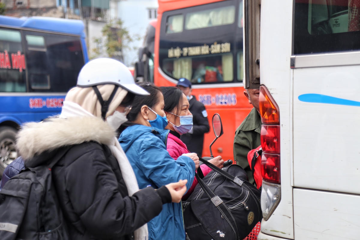 Bến xe Hà Nội nhộn nhịp dịp cận Tết Nguyên đán