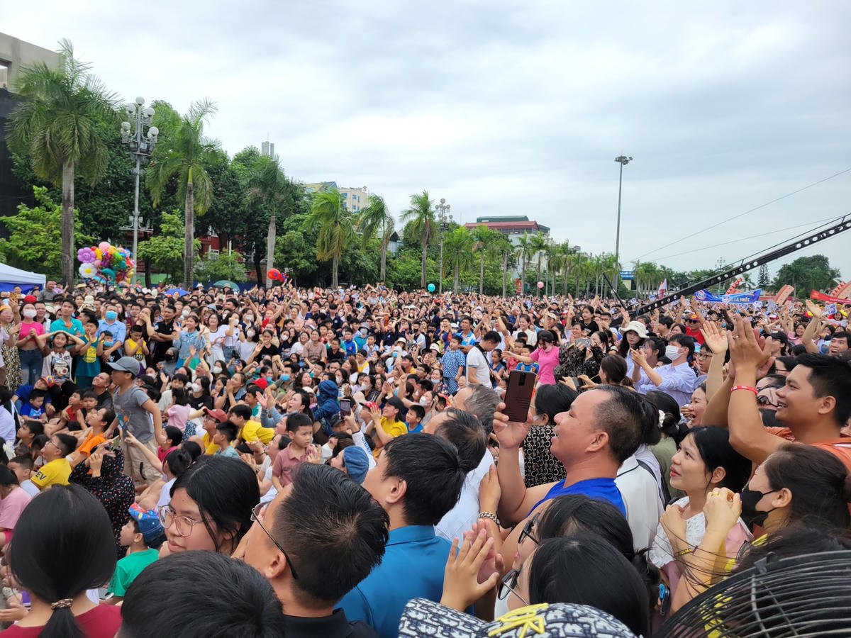 Không khí trầm lắng của khán giả trước khi bước vào phần thi về đích. Thời điểm này, Xuân Mạnh chỉ có 100 điểm.