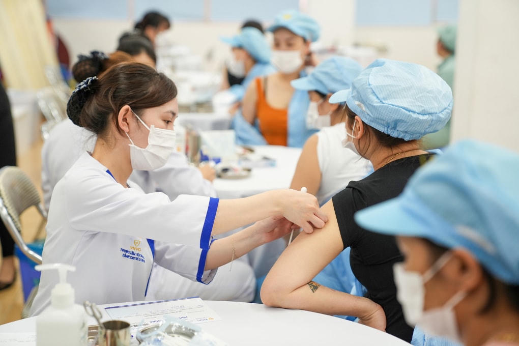 Các chuyên gia khuyến cáo người dân nên tiêm vaccine phòng cúm.