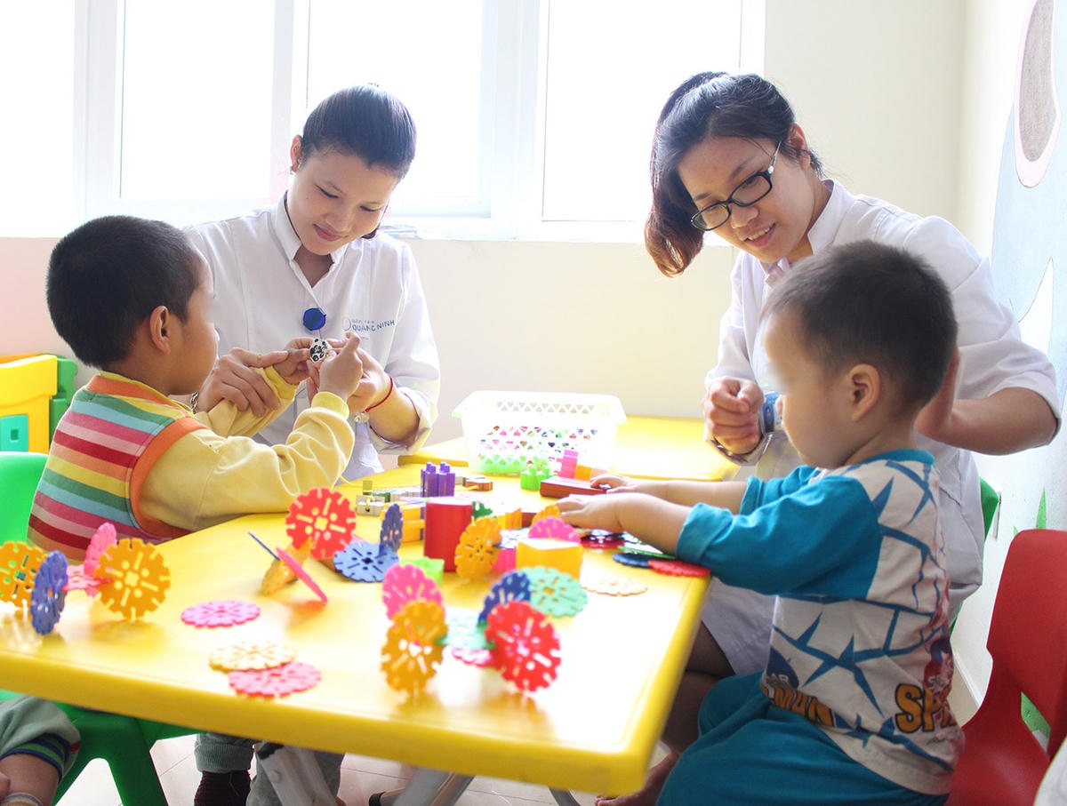 Đừng bỏ qua “thời gian vàng” để can thiệp điều trị trẻ tự kỷ. Ảnh: TL.