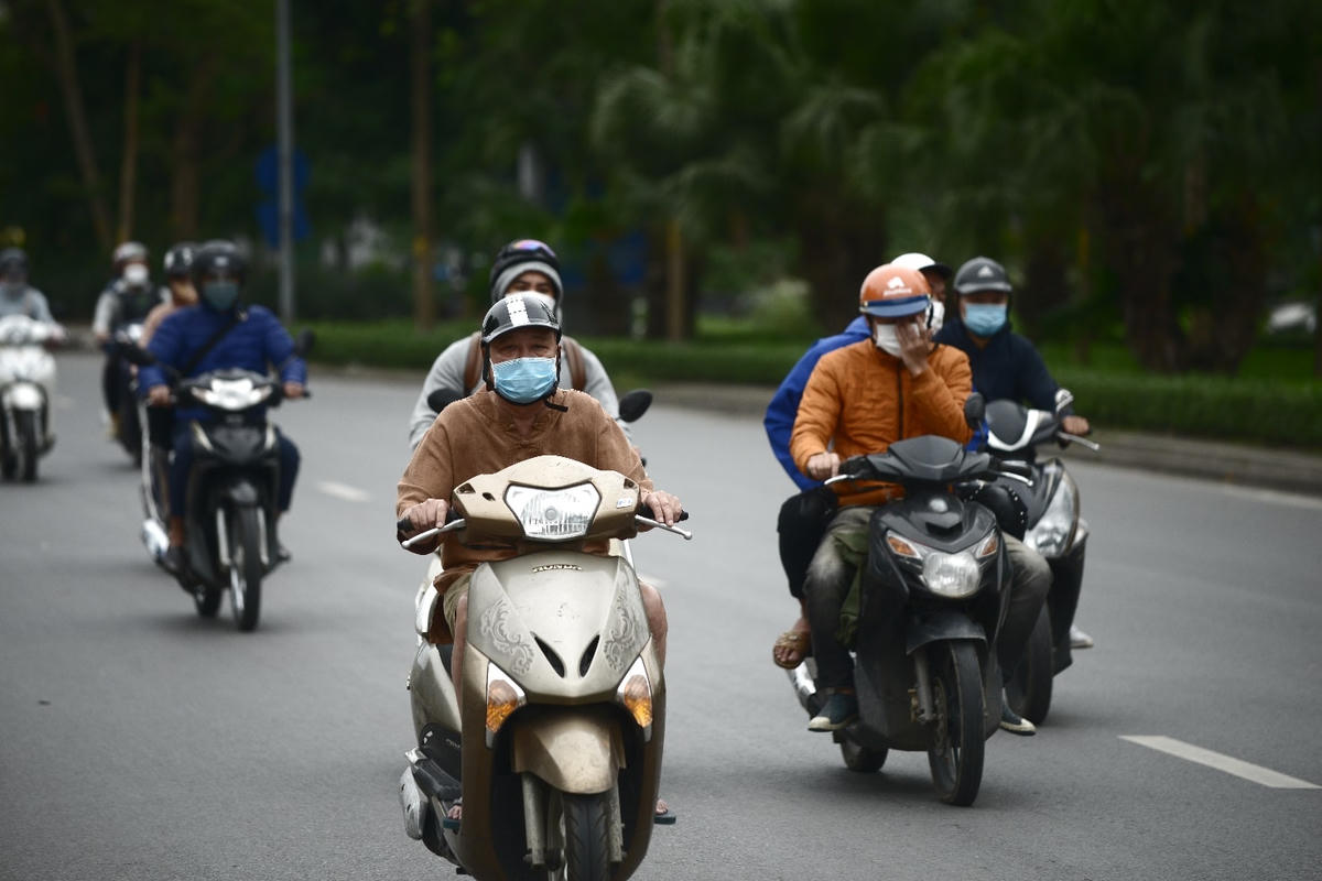 Người đi xe máy đa phần phải mặc thêm áo khoác, áo dài tay để giữ ấm.