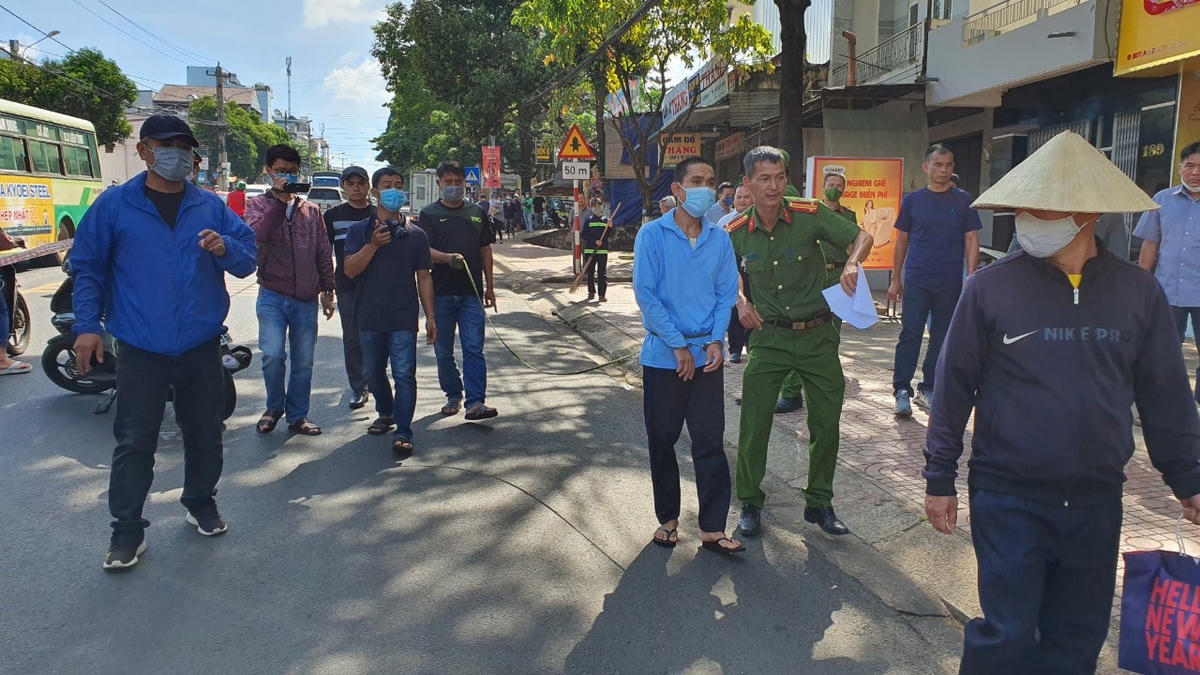 Công an tỉnh Đắk Lắk đã dẫn giải đối tượng Y Tơng KĐơk đang thực nghiệm điều tra vụ “Giết người”, “Hiếp dâm” cụ bà 68 tuổi.