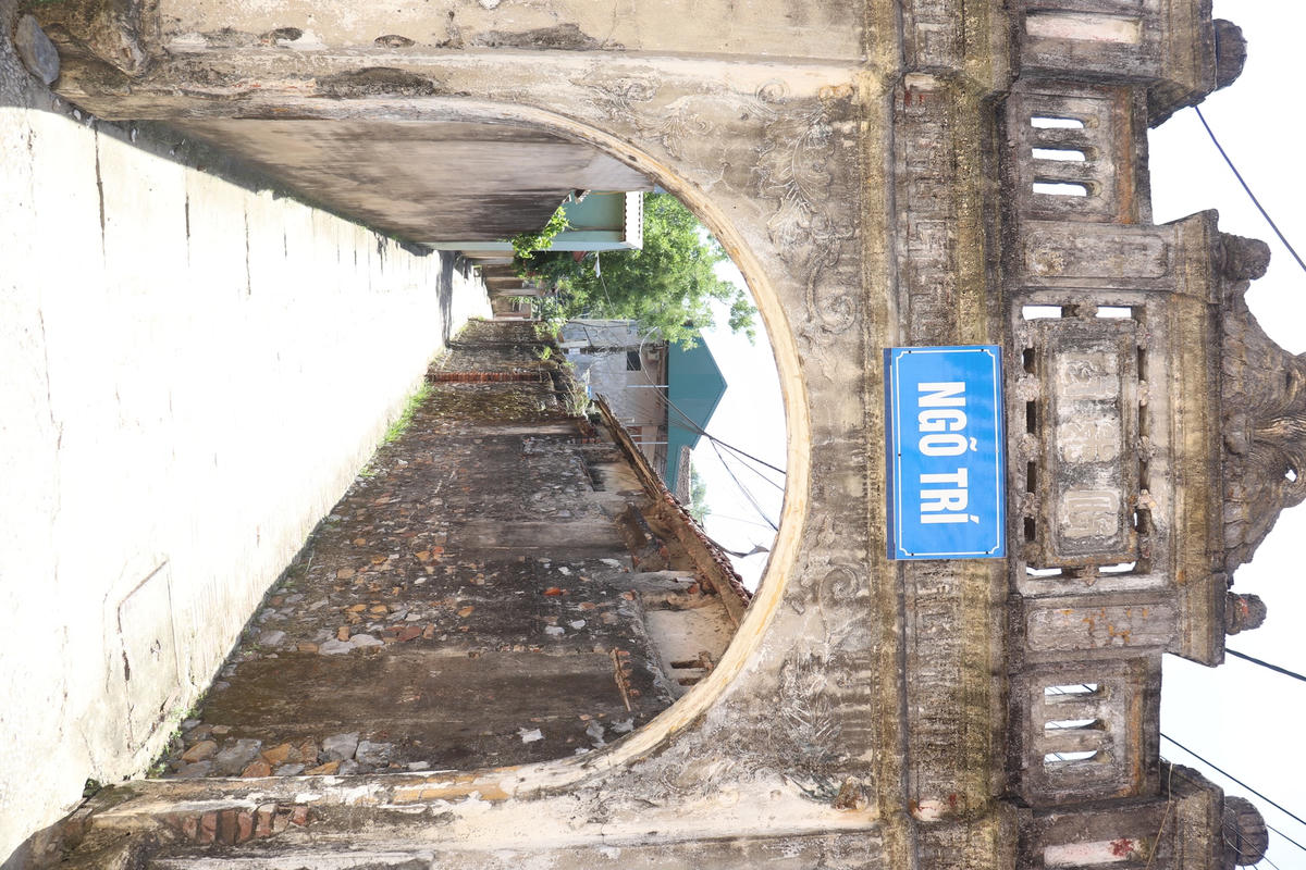 Làng cổ Đông Sơn có cấu trúc theo kiểu làng thuần nông, mang sắc thái làng quê Bắc Bộ, làng có trục đường chính nằm ở giữa và nhiều nhánh nhỏ rẽ vào các hướng, gọi là ngõ xóm.