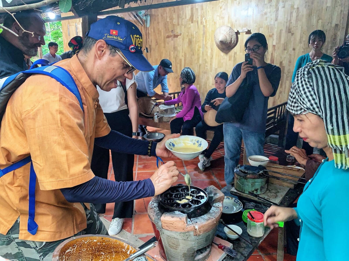 Khách du lịch nước ngoài thưởng thức ẩm thực Tây Nam bộ. Ảnh: N.Duy.