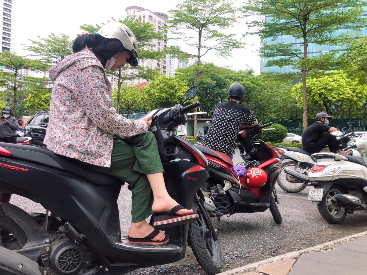 Thi tốt nghiệp THPT 2022: Muôn kiểu đợi chờ của phụ huynh
