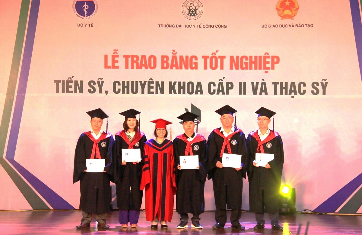 Lễ trao bằng tốt nghiệp Tiến sĩ, Chuyên khoa cấp II và Thạc sĩ tại trường Đại học Y tế Công cộng.