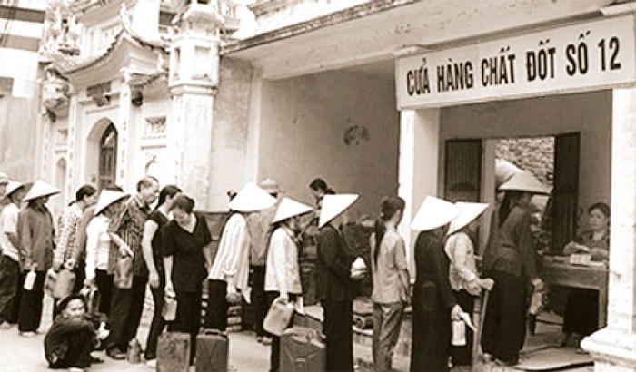 Xếp hàng mua chất đốt thời bao cấp. Ảnh: TL.