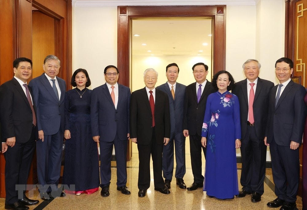 Tổng Bí thư Nguyễn Phú Trọng với các vị lãnh đạo Đảng, Nhà nước và các đại biểu tại phiên bế mạc hội nghị. (Ảnh: Trí Dũng/TTXVN).