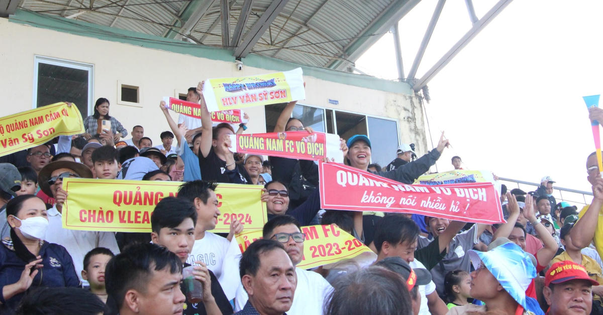 CĐV cổ vũ nổ nhiệt trên khán đài.