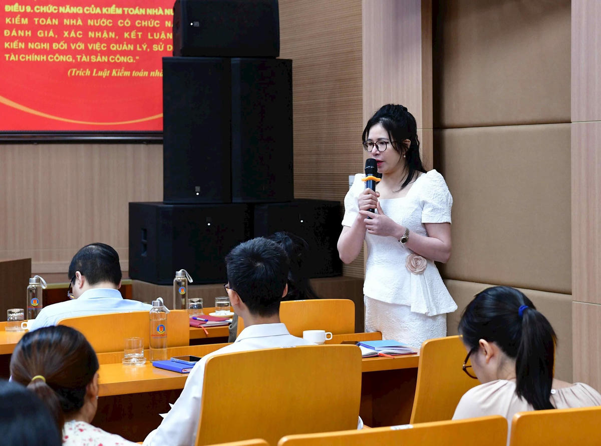Đại diện Vụ Pháp chế (KTNN) trao đổi, giải đáp câu hỏi của đại biểu tại Hội nghị