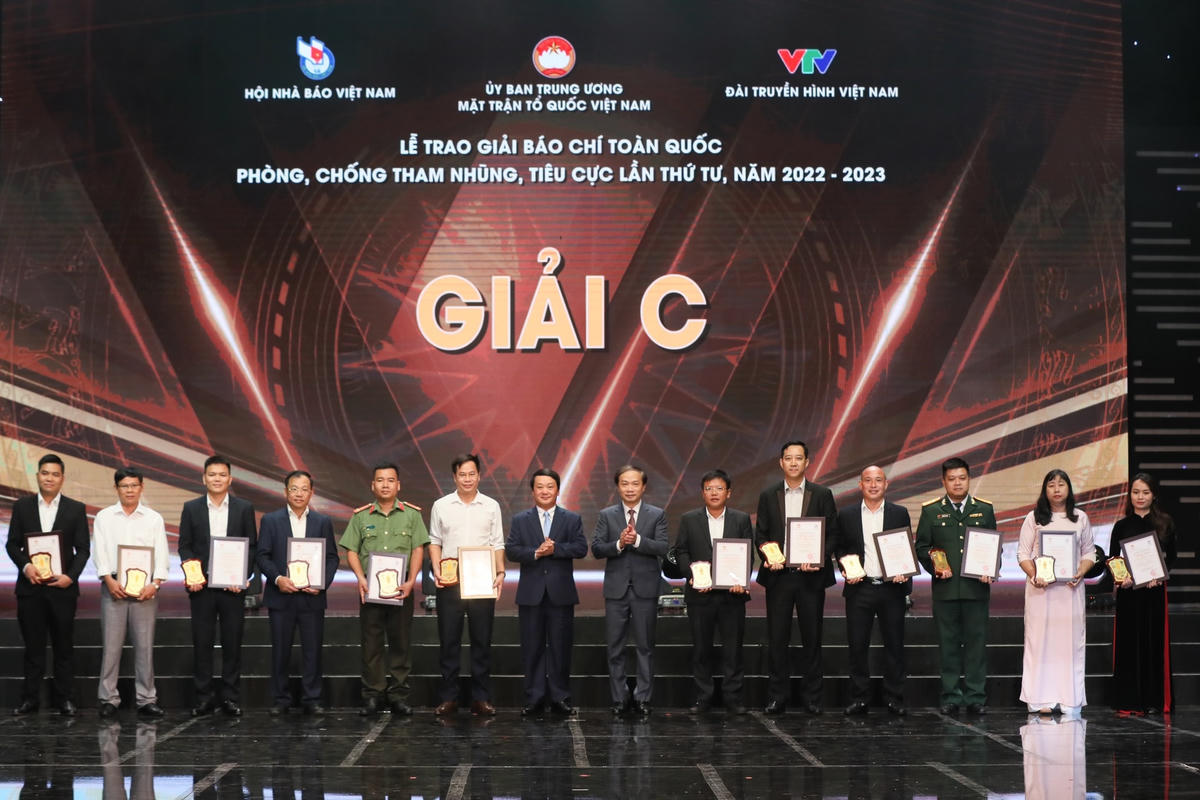 Phó Trưởng ban Thường trực Ban Dân vận Trung ương Phạm Tất Thắng và Bộ trưởng, Chủ nhiệm Ủy ban Dân tộc Hầu A Lềnh trao Giải C cho các tác giả, nhóm tác giả. Ảnh: Quang Vinh.