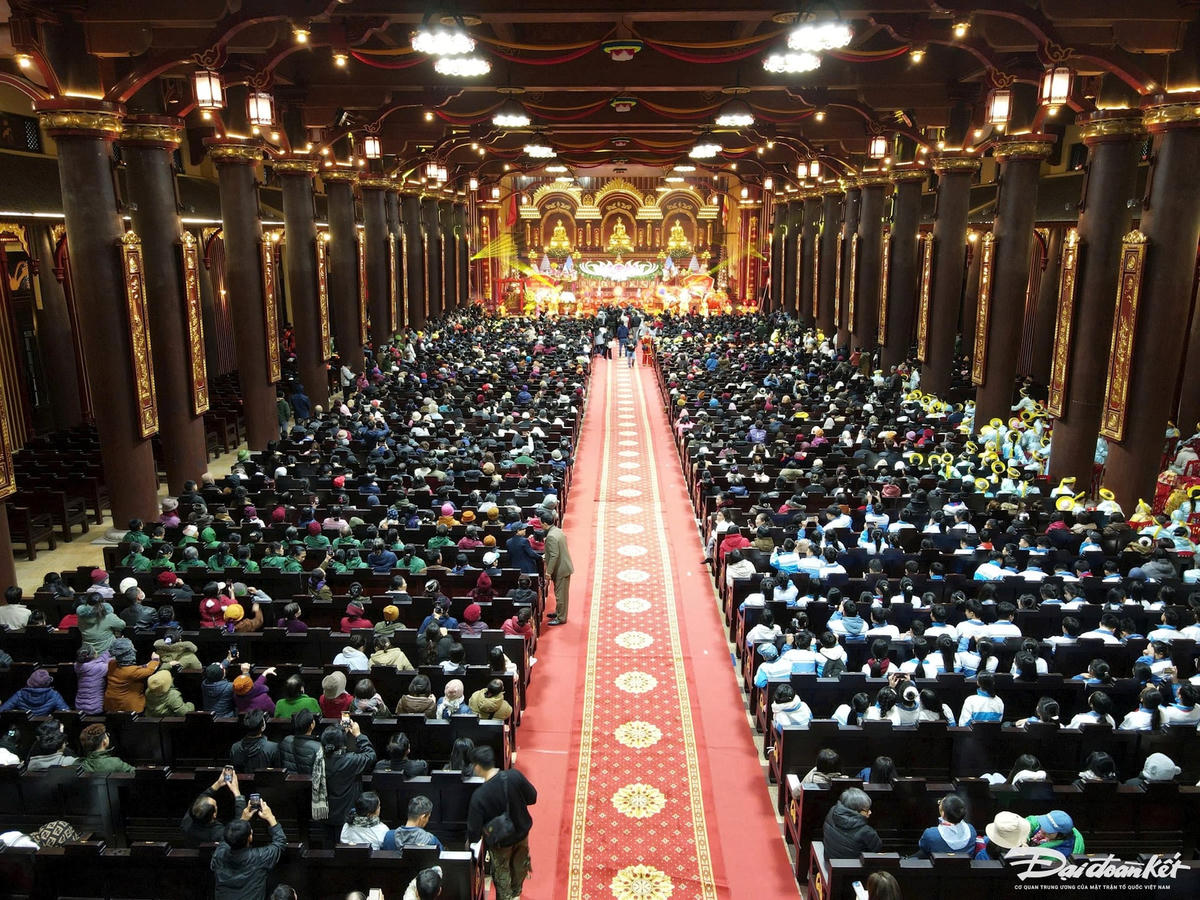 Mặc dù thời tiết mưa rét nhưng lễ khai hội Xuân Yên Tử 2025 vẫn thu hút sự tham gia của đông đảo nhân dân, du khách.