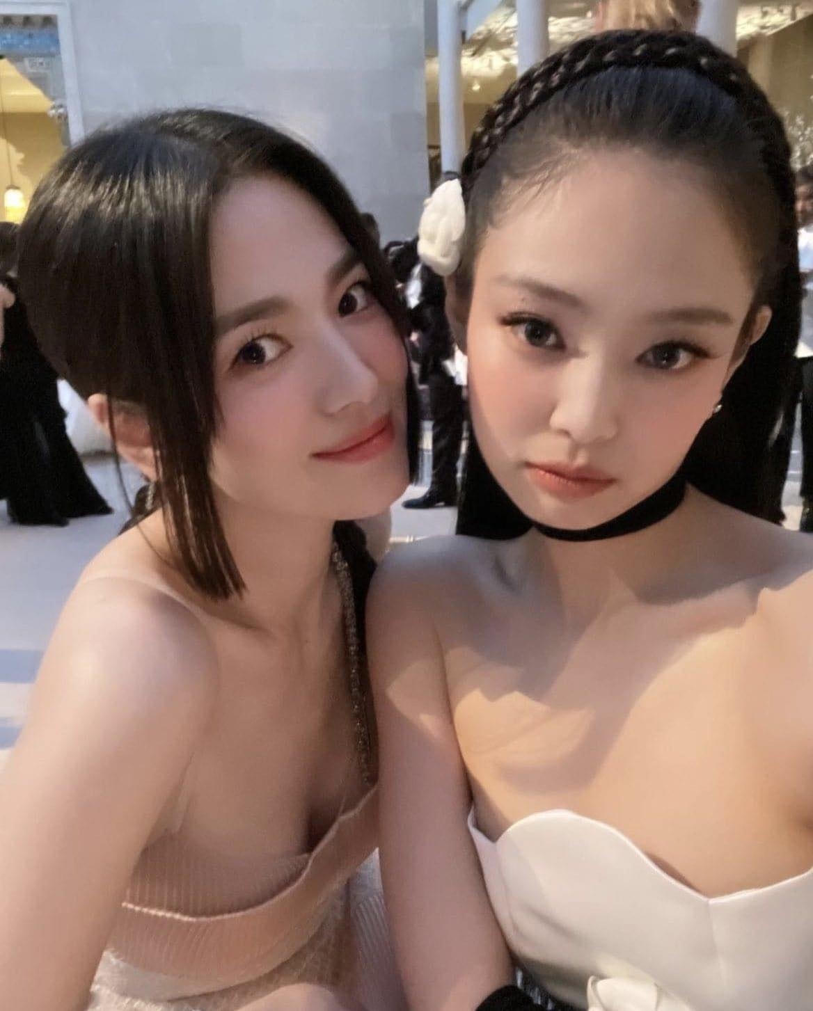 Song Hye Kyo tỏa sáng khi chung khung hình với thành viên nhóm nhạc Blackpink. 