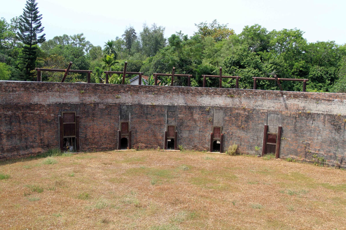 Di tích Hổ Quyền (thuộc phường Thủy Biều, thành phố Huế), là một đấu trường được xây dựng dưới thời nhà Nguyễn (1802-1945) dùng để tổ chức những trận tử chiến giữa voi và hổ cho nhà vua, đình thần và dân chúng xem; đồng thời luyện tập cho voi quen với không khí chiến đấu lúc lâm trận.