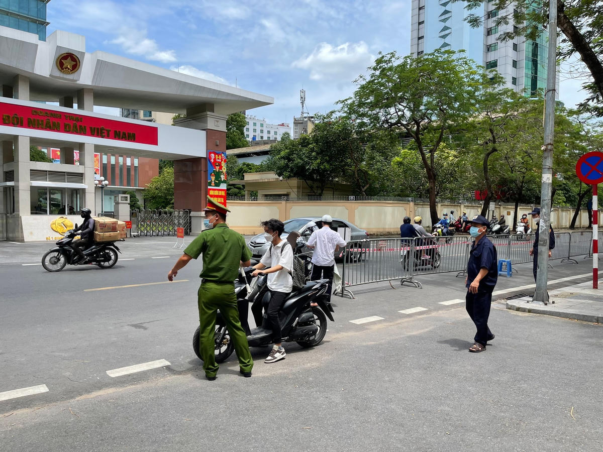 Lực lượng chức năng phân luồng giao thông, hướng dẫn thí sinh trước khi vào điêm thi tại Trường THCS Nguyễn Trãi, chiều 18/6.
