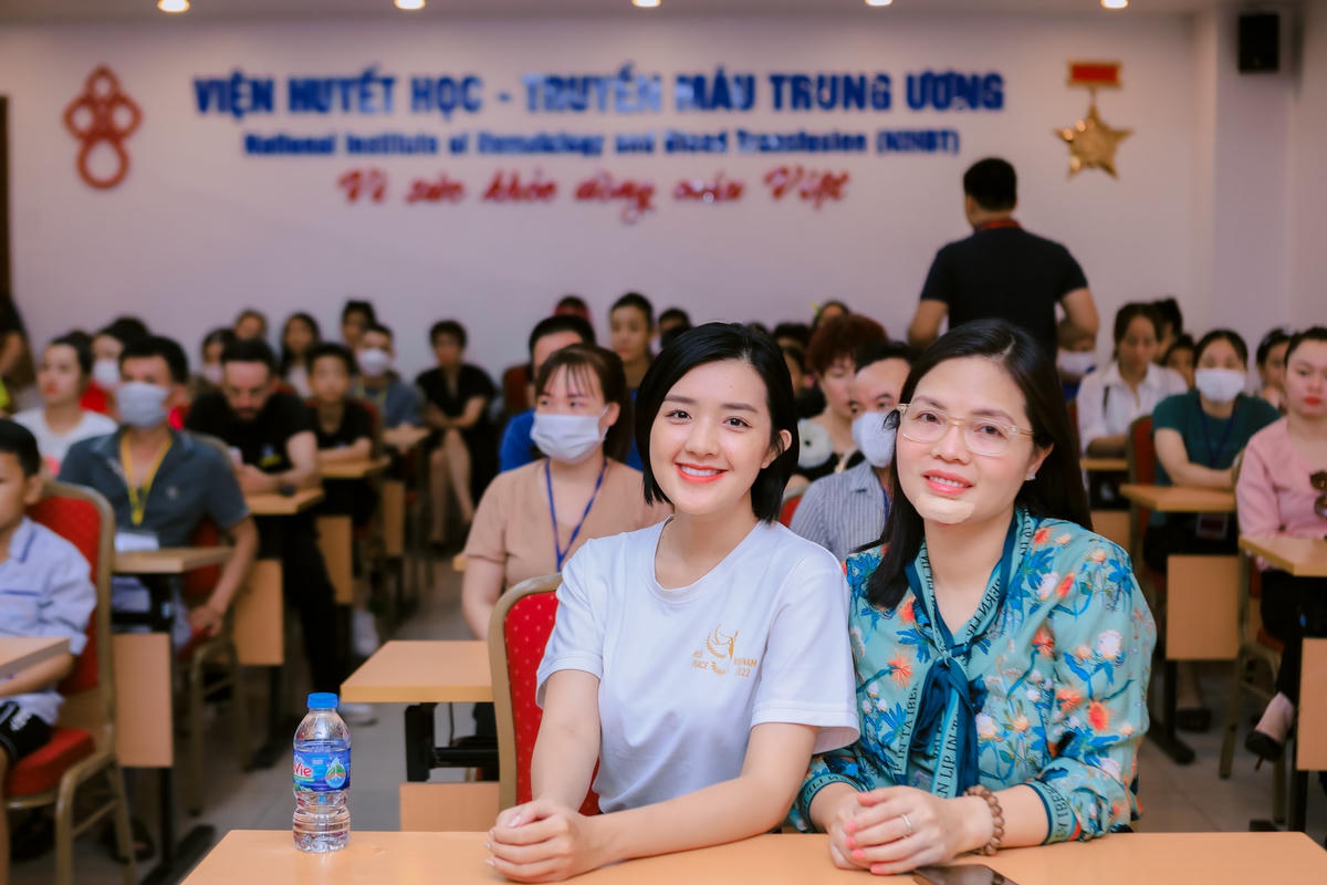 Quản Trần Gia Hân cùng bà Thuỳ Dương - Trưởng ban Tổ chức cuộc thi Hoa hậu Hoà bình Việt Nam 2022.