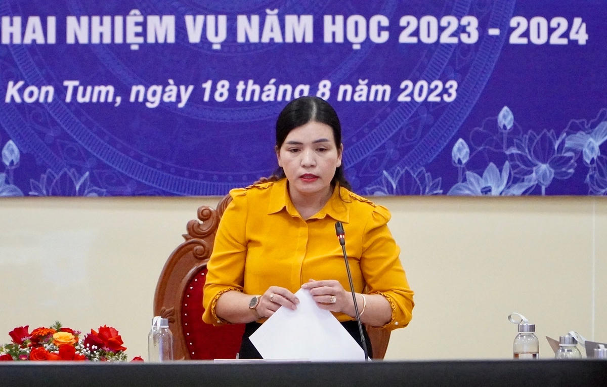 Bà Y Ngọc, Phó Chủ tịch UBND tỉnh Kon Tum phát biểu tại hội nghị.