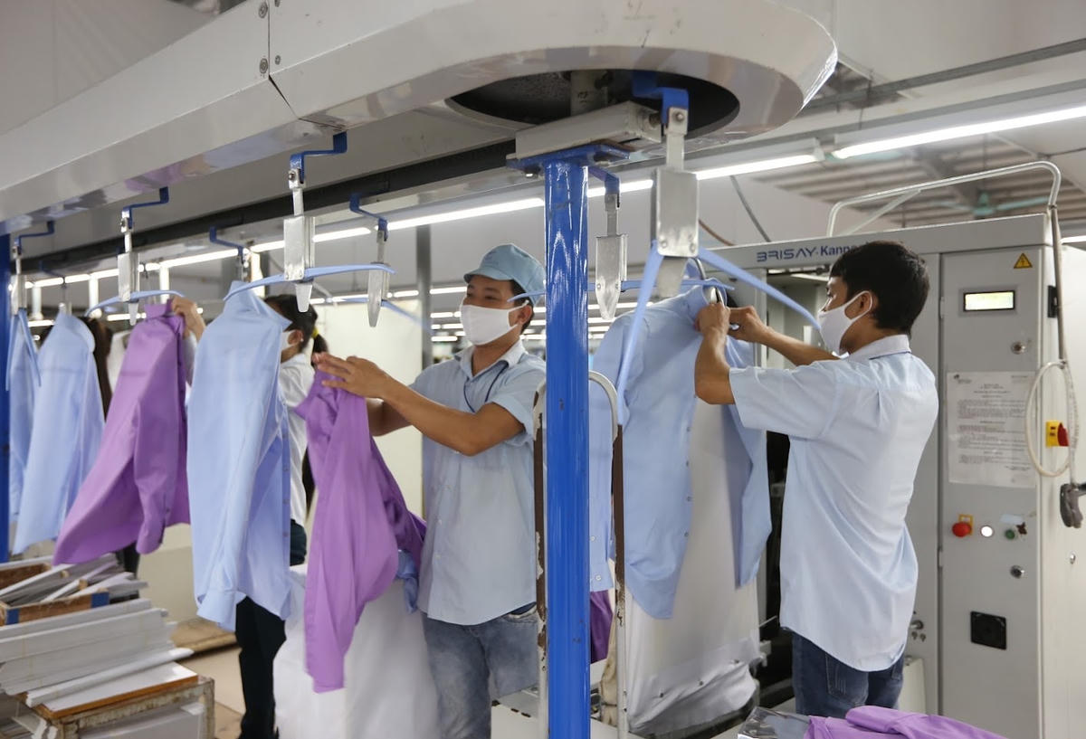 Nhiều doanh nghiệp dệt may trong nước đang nỗ lực không ngừng để nâng cao chất lượng hàng hóa nhằm tăng sức cạnh tranh. Ảnh: Quang Vinh.