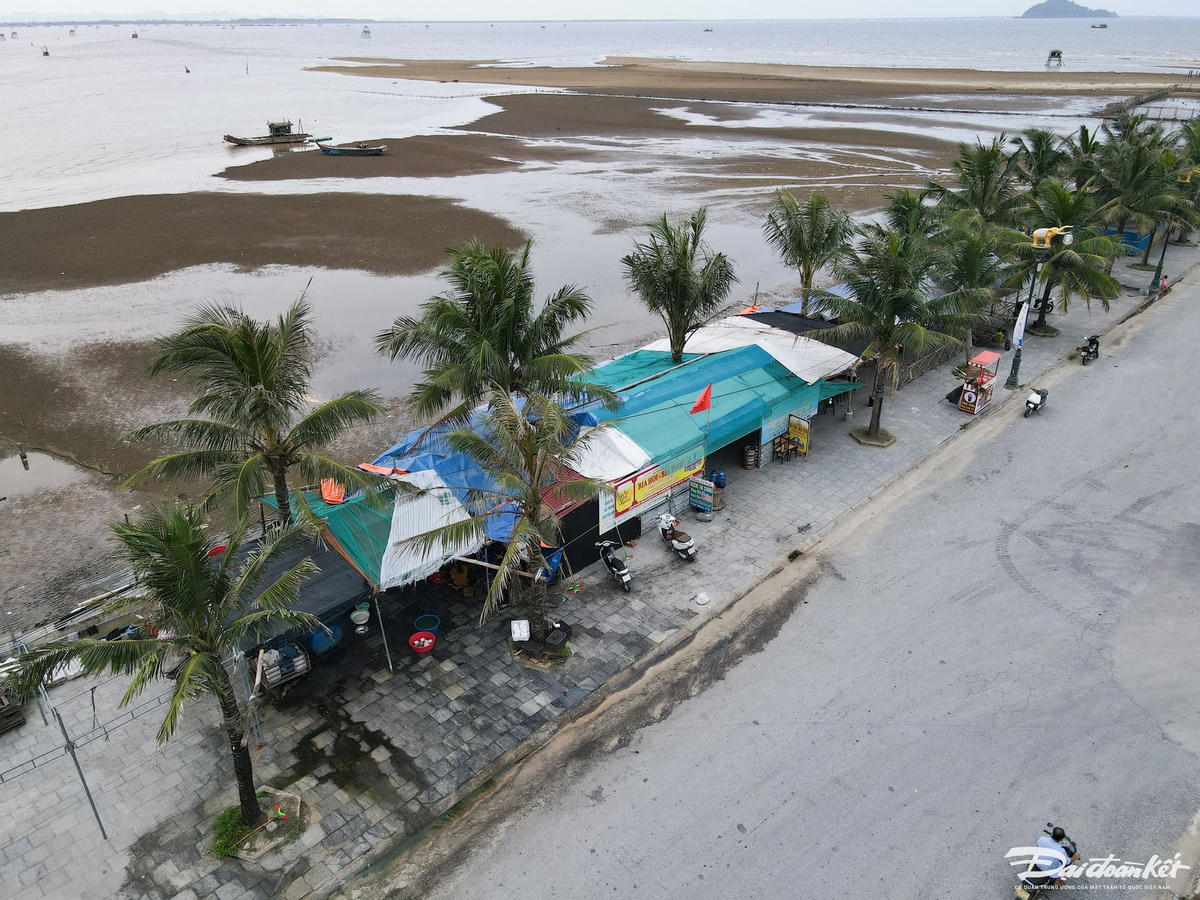 Vào mùa du lịch, các lều lán này mọc lên như nấm sau mưa. Theo quan sát của PV, dọc bờ kè này hiện có khoảng 10 lều quán được dựng lên để người dân bán cơm bình dân, đồ nhậu, đồ uống... Ảnh: Đình Minh