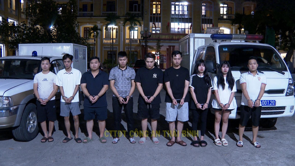 Nhóm của Lâm (áo quần đen, đứng giữa) sau khi bị Công an "còng tay".