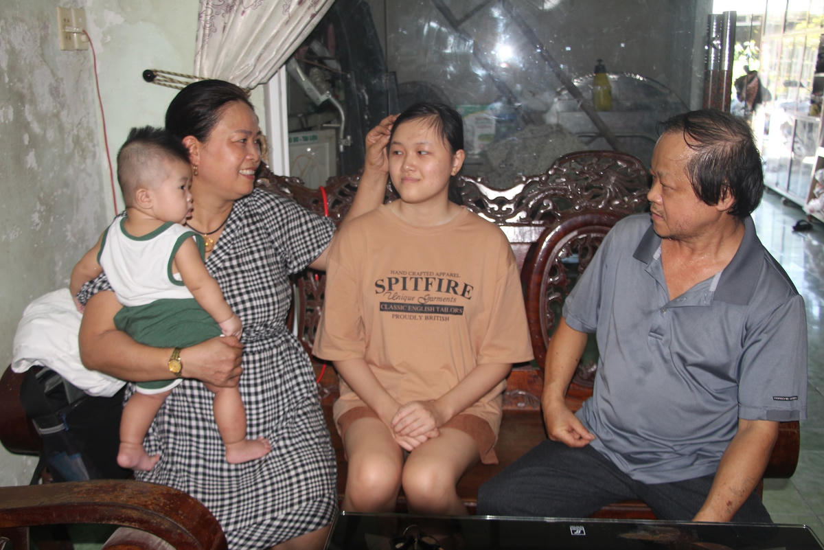 Em Nguyễn Quỳnh Giang chia sẻ niềm vui bên gia đình mình.