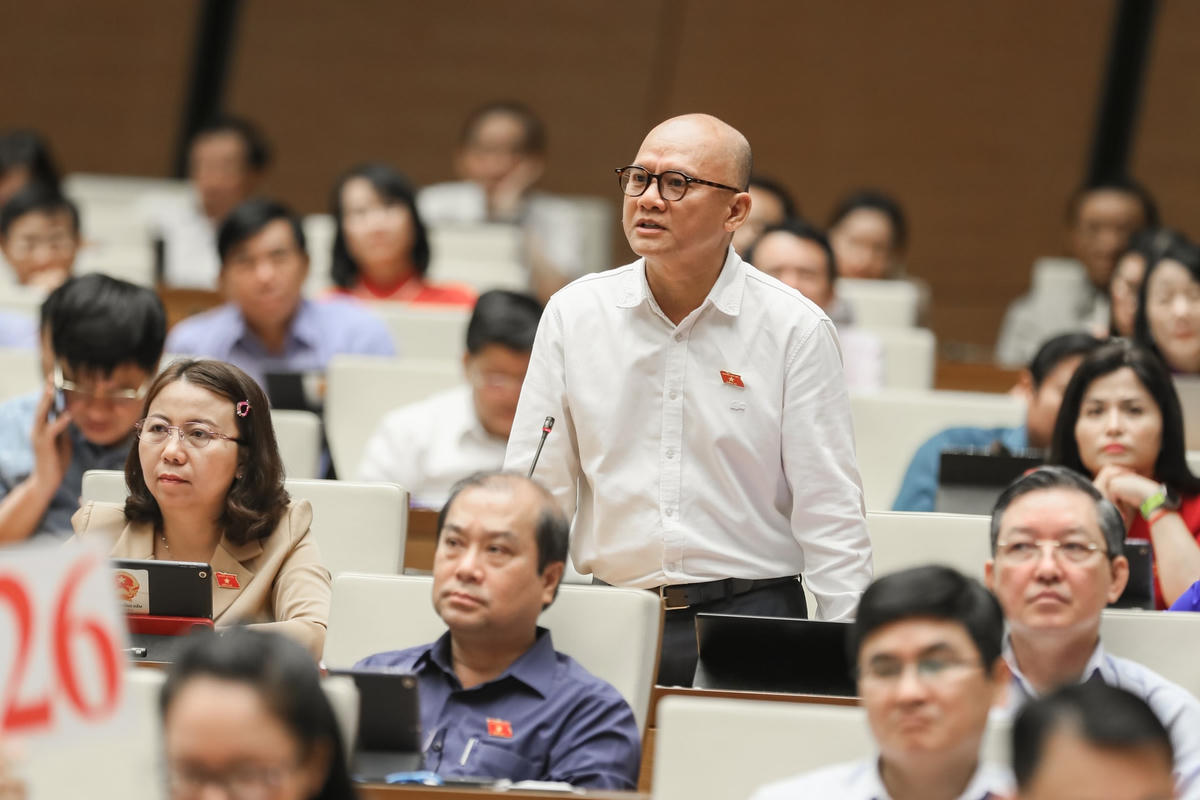 Ông Bế Trung Anh tranh luận (Ảnh: Quang Vinh)