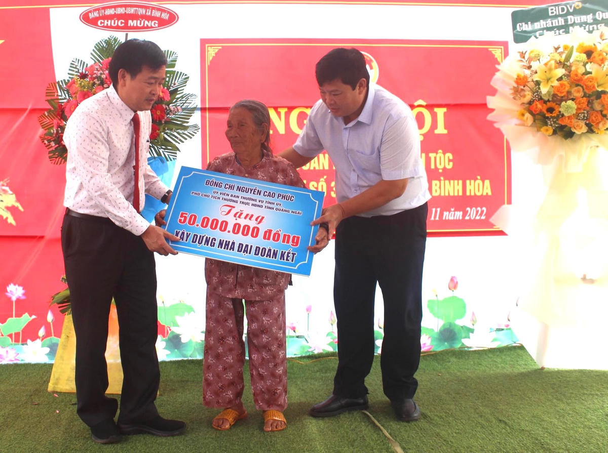 Lãnh đạo tỉnh Quảng Ngãi tặng nhà Đại đoàn kết cho người dân KDC thôn 3.