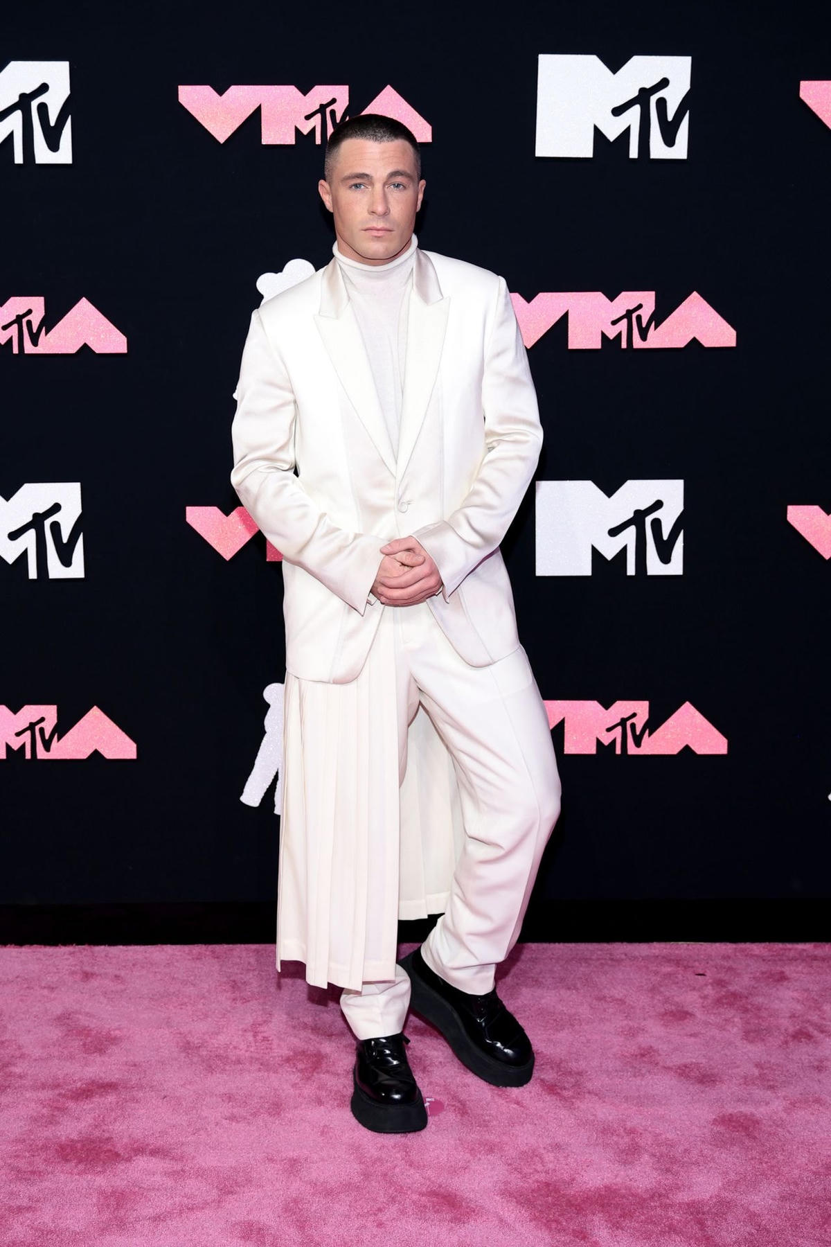 Nam diễn viên kiêm người mẫu Colton Haynes diện bộ trang màu trắng của Dior.
