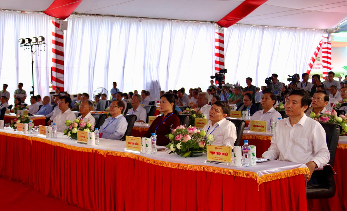Các đại biểu tham dự lễ khởi công.