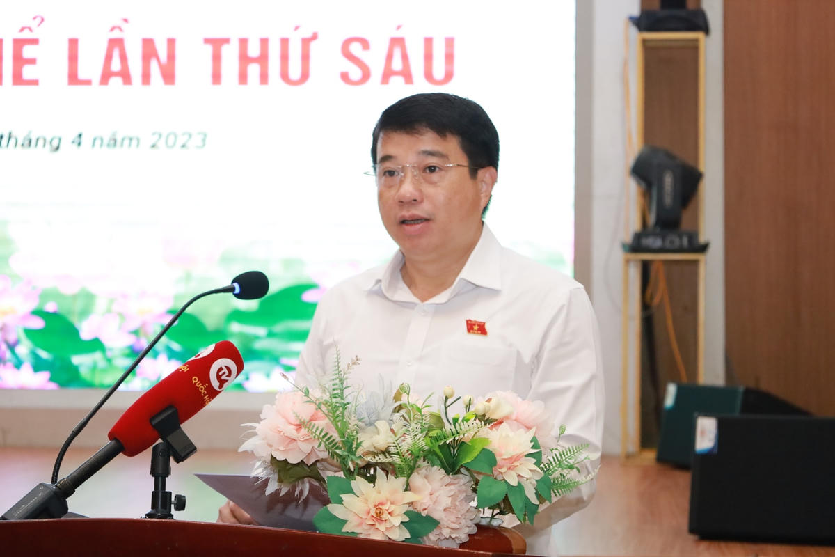 Ông Y Thanh Hà Niê Kđăm, Chủ tịch Hội đồng Dân tộc của Quốc hội thông tin tại phiên họp.