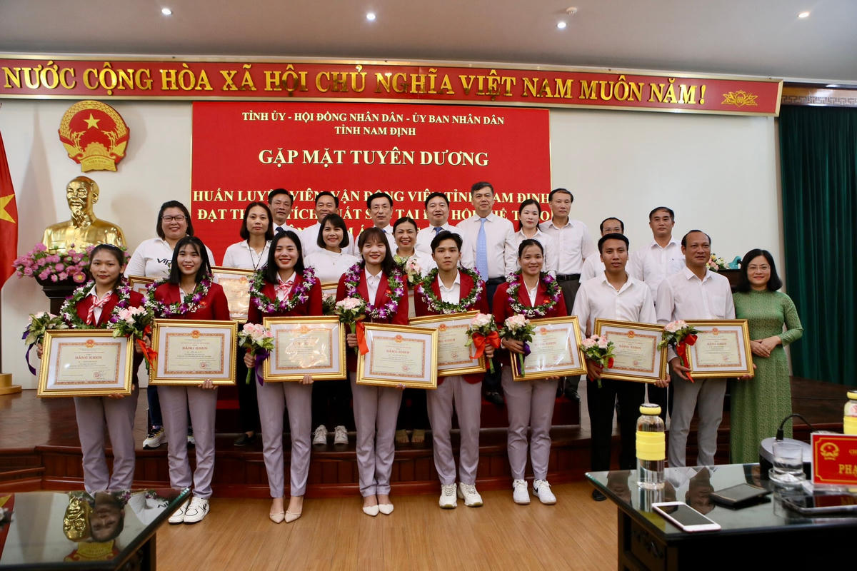 Buổi gặp mặt, tuyên dương các vận động viên (VĐV), huấn luyện viên (HLV) đạt thành tích xuất sắc tại SEA Games 32 được Tỉnh ủy, HĐND, UBND tỉnh Nam Định tổ chức chiều nay, 1/6.