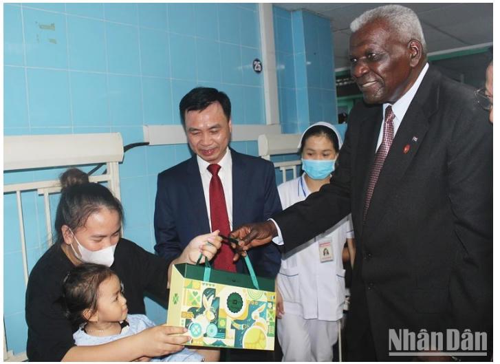 Đồng chí Esteban Lazo Hernandez thăm hỏi, tặng quà cho bệnh nhân ở Khoa Nhi của bệnh viện.