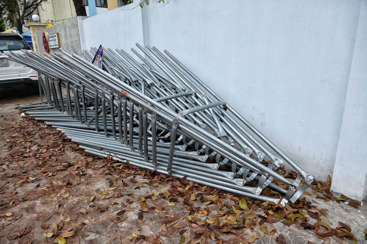 Hình ảnh những chiếc gông được tháo từ những cây chết khô được đặt trên vỉa hè tuyến đường này.